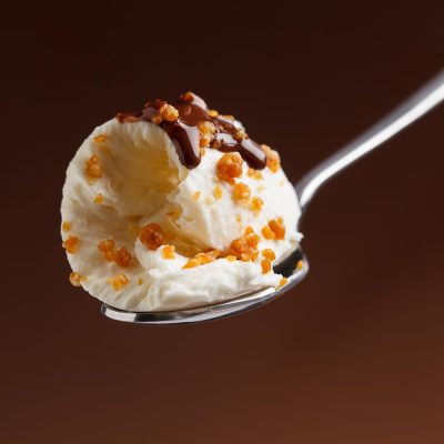 fotografia di food di cucchiaino di gelato con crema di cioccolato