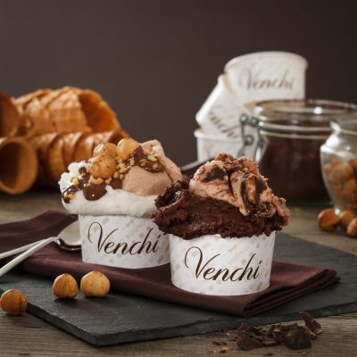 foto di food coppette di gelato con cioccolato, nocciole e coni